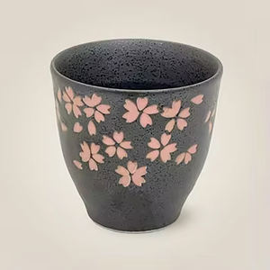Tasses à thé japonaises en céramique noire authentiques et anciennes, vente en gros, avec motif de fleurs de cerisier - Product Image 1