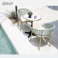 Tables et chaises d'extérieur au design moderne et léger pour salle à manger, balcon, restaurant, hôtel, entrée ou événements, meubles