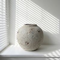Vase rond en grès artisanal Wabi Sabi 29,5x29,5x28 cm, vase en céramique moucheté vieilli pour la décoration de la maison de style farmhouse, salon