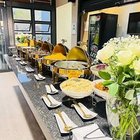 Plat de service rond électrique en acier inoxydable poli avec couvercle roulant pour buffet