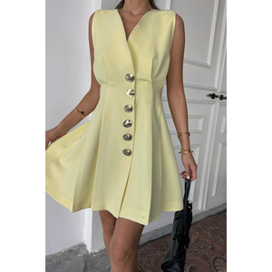 Vestido Amarillo Sin Mangas con Pliegues y Detalles de Costura, Estilo Casual - Product Image 4