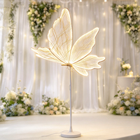 Support d'allée lumineux en forme de grand papillon avec ailes LED chaudes, support métallique pour décoration de cérémonie de mariage et de fête