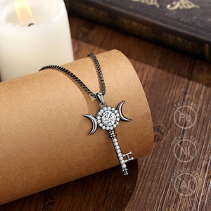 Collar de Joyería Oculta con Colgante de Llave de Hécate Chapado en Oro de 18K y Cobre, con Moissanita de 2CT y Circonita Blanca, Triple Luna, para Mujer, Venta al por Mayor - Product Image 6