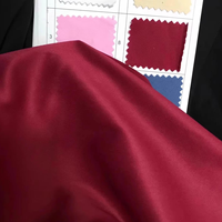 Accessoires de mariage : Arche décorative en métal blanc à structure ondulée pour draperie bordeaux, auvent, mandap, toile de fond et rideau pour cérémonie de remise des diplômes