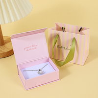 Coffret Cadeau Collier Rose Becan et Sac en Papier Rayé Assorti avec Couvercle Imprimé – Collection Emballage Bijoux