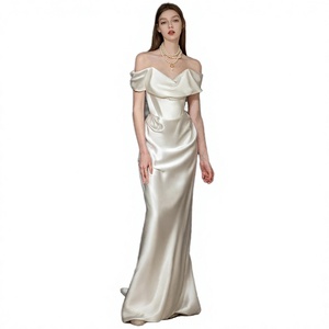 Robe de soirée sirène longue en satin à épaules dénudées, style vintage, pour mariage, fête ou événement nuptial - Product Image 4