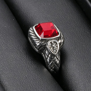 Sıcak Fırsat Toptan Erkek Retro Baskın Paslanmaz Çelik Yüzük Yılan Derisi Desenli Kırmızı Kare Kristal Elmas Takı Moda Yüzüğü - Product Image 6