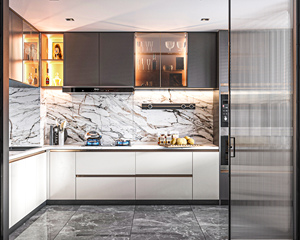 Fournisseur de meubles d'appartement : <span class=keywords><strong>Cuisine</strong></span> moderne de luxe avec îlot en marbre et accents en bois, présentant des vitrines et des étagères ouvertes - Product Image 3