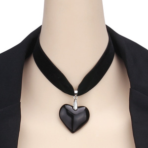 Collar de terciopelo con cristal rojo en forma de corazón, estilo hip hop, para fiestas, joyería transfronteriza europea y americana. - Product Image 5