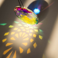 Nouveauté 2026 : Attrape-soleil en cristal K9 arc-en-ciel, type boucle d'oreille, pour fenêtre, lampe, lustre, prismes lumineux – Idéal pour les cadeaux