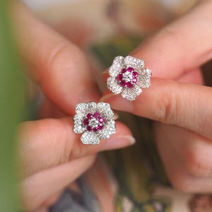 Orecchini a perno con fiore francese di nicchia per donna, eleganti e scintillanti, gioielli floreali di tendenza per l'uso quotidiano e per feste - Product Image 4