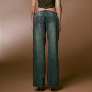 Nouveau jean en denim bleu pour femme, taille très basse, avec détails de sablage léger - Product Image 4