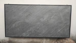 Revêtements muraux en pierre d'ardoise noire Deoli Line, finition à texture linéaire, design traditionnel, maisons intérieures du Rajasthan - Product Image 2