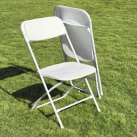 Chaise pliante en plastique surdimensionnée avec dossier carré et structure robuste thermolaquée pour le jardin et les services de restauration