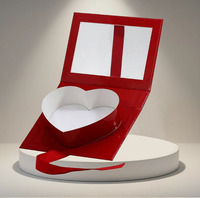 Rote Valentinstag-Geschenkbox in Buchstabenform aus Recyclingmaterialien für Blumen, Pralinen und Geburtstagsgeschenke