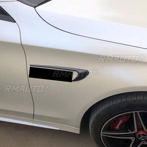 Pegatina para coche con efecto de fibra de carbono negro brillante, insignia 3D para Mercedes Benz Clase C, Clase E, E300L, C200L, E63, accesorios para coche, etiqueta lateral V8 - Product Image 4