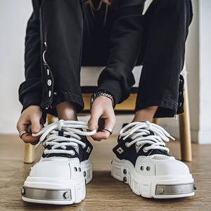 Venta al por mayor de zapatos de invierno de estilo europeo de los hombres de malla superior gruesa suela altura aumento de baja estatura de metal pesado versátil - Product Image 2