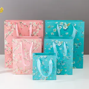 Çiçek desenli baskılı Kraft kağıdı alışveriş çantası satın lüks kozmetik butik kalın kağıt hediye keseleri toptan fiyata