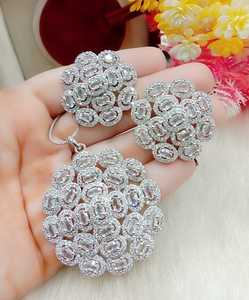 Juego de collar de gargantilla de piedra AD con Maangtikka | La mejor joyería de boda para compromiso de boda y Aniversario - Product Image 4