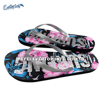 Vente en gros de tongs personnalisées à motif floral, avec sangle scintillante, en PE antidérapant, pour femmes, tongs de plage
