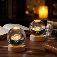 Lampe de nuit en cristal avec motif univers moderne gravé au laser 3D personnalisable, 8 cm, base en bois, alimentation USB