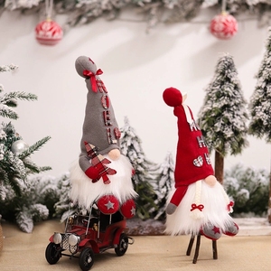 Gnomes de Noël lumineux à LED avec des chapeaux inscriptis <span class=keywords><strong>NOEL</strong></span> et HO HO HO, assis sur une voiture vintage, couleur rouge et gris, décoration festive - Product Image 1