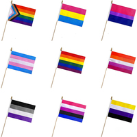 Petit drapeau arc-en-ciel lesbien gay LGBTQ de fierté promotionnel, mini drapeau à main avec mât en plastique pour célébration, fête, vacances