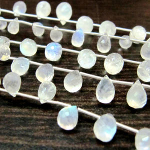 Perles de pierre de lune arc-en-ciel blanche authentique, facettées, en forme de goutte, avec éclat bleu - Product Image 1