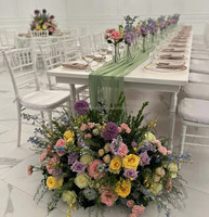 Chemin de table de mariage en soie rose chaud et orange, fleurs de soie avec des feuilles vertes pour les arrangements de l'allée, décoration