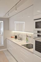 Meuble de cuisine modulaire professionnel sur mesure avec évier et robinet, finition laquée brillante/mate, fabriqué à Foshan depuis 18 ans, avec îlot central