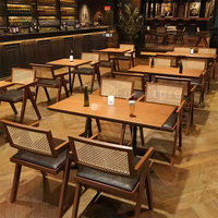 Offre Spéciale : Ensemble Table et Chaises Modernes en Bois Massif Personnalisables avec Chaises à Dossier en Rotin et Assise Confortable pour Restaurants, Cafés et Bistros