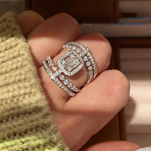 Anello con Zirconi Stile Corte Francese per Donne, Gioiello Elegante e di Lusso per Feste, Idea Regalo - Product Image 1