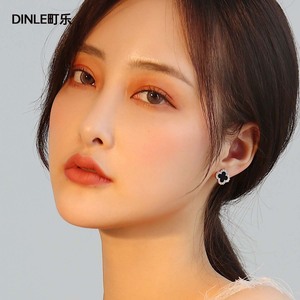 ต่างหูแบบติดหูรูปใบโคลเวอร์สี่แฉก DINLE ทำจากไทเทเนียมอัลลอยด์ เหมาะสำหรับใส่ทุกวัน - Product Image 1