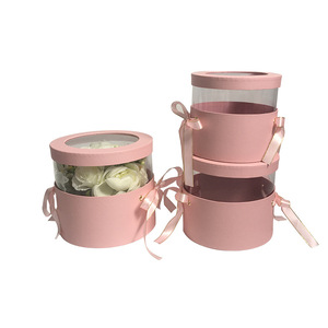 Boîte de fleurs fraîches pour la fête <span class=keywords><strong>des</strong></span> mères avec ruban, fleurs rose vif, boîte cadeau ronde de luxe avec couvercle et fenêtre pour <span class=keywords><strong>livraison</strong></span> - Product Image 1