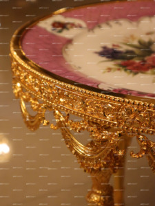 Table d'appoint <span class=keywords><strong>de</strong></span> style <span class=keywords><strong>cour</strong></span> royale française vintage, avec dessus <span class=keywords><strong>en</strong></span> céramique peinte à motifs floraux et finition laiton doré huilé, pour salle à manger <span class=keywords><strong>de</strong></span> villa - Product Image 6