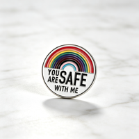 Broche en émail métallique peinte « Tu es en sécurité avec moi » – Thème drapeau arc-en-ciel, badge de revers, bijou, cadeau pour amis LGBT