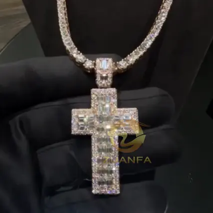 Nuevo colgante de hip hop cruzado de corte Baguette cultivado 18K oro rosa 925 Plata Iced Out Moissanite Cruz colgante para hombres y mujeres