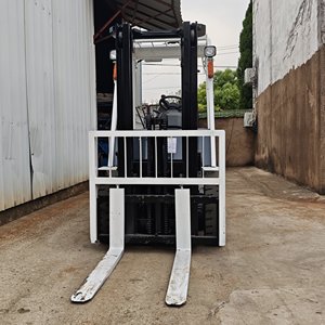 Offre Spéciale Chariot Élévateur Diesel TCM FD30 d'Origine Japonaise, 3 Tonnes, avec Déplaceur Latéral Hydraulique, Pneus Pleins, Hauteur de Levage 3m, Occasion à Vendre - Product Image 4