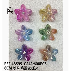 Fermaglio per capelli Pearl Frangipani da 8 cm con design floreale colorato per donne e ragazze - Product Image 1