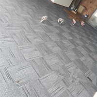 Dalles de moquette de bureau à poils bouclés en polypropylène, avec support en PVC, rembourrées, à poils courts, à motif rayé, pour usage commercial
