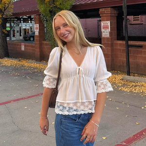 Haut peplum bohème blanc avec insert en dentelle, chemisier à col en V et manches bouffantes à nouer devant, chemise décontractée d'été pour la plage pour femme - Product Image 1