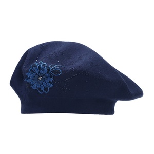 En gros, Béret français vintage, style jeune et frais, en tricot, orné de <span class=keywords><strong>fleurs</strong></span> thermocollées, artistique, pour <span class=keywords><strong>femme</strong></span>, style <span class=keywords><strong>peintre</strong></span>, pour occasions décontractées, fêtes, hiver et voyages - Product Image 1