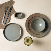 Service de vaisselle moderne en céramique et porcelaine P&T gris mat, assiettes et bols, pour la restauration commerciale HoReCa