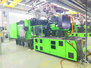 Machine de moulage par injection ENGEL700T d'occasion pouvant produire des boîtiers de phares d'automobiles et des panneaux d'appareils ménagers multi-matériaux - Product Image 2