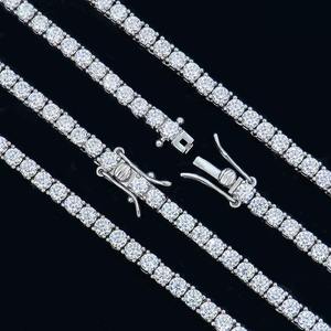 Collar con colgante de diamante de moissanita de corte redondo elegante más vendido para regalos de lujo y reflexivos diarios disponibles para la venta - Product Image 3