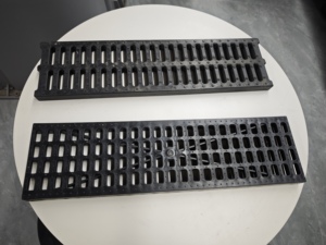 FUGU Respuesta rápida a lluvia intensa Sistema de drenaje de HDPE Drenaje de zanja en forma de <span class=keywords><strong>U</strong></span> de plástico negro con cubierta - Product Image 3