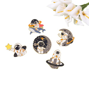 Pins Decorativos de Metal Esmaltado con Diseño Espacial Personalizado para Ropa - Product Image 3