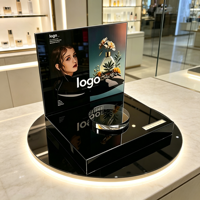 Support d'affichage de parfum en acrylique personnalisé avec éclairage LED, panneau arrière avec logo, base brillante pour comptoir de vente en magasin de cosmétiques