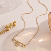 Collier ras du cou tendance pour femme, avec double cœur délicat et épingle de sûreté, en acier inoxydable plaqué or PVD 18K, micro-zircon perlé