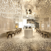 Lustre en verre exclusif ANNO pour plafond de restaurant de luxe
